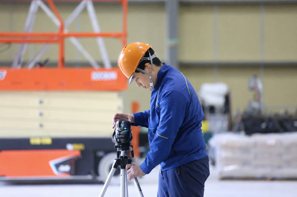 工場の現場で働く作業員