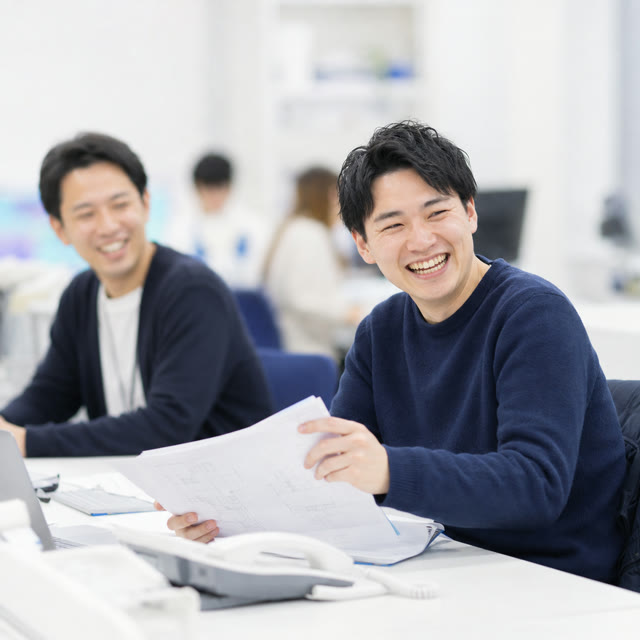 オフィスで働く社員の笑顔